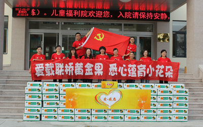 愛載聯(lián)橋黃金果，悉心蘊育小花朵