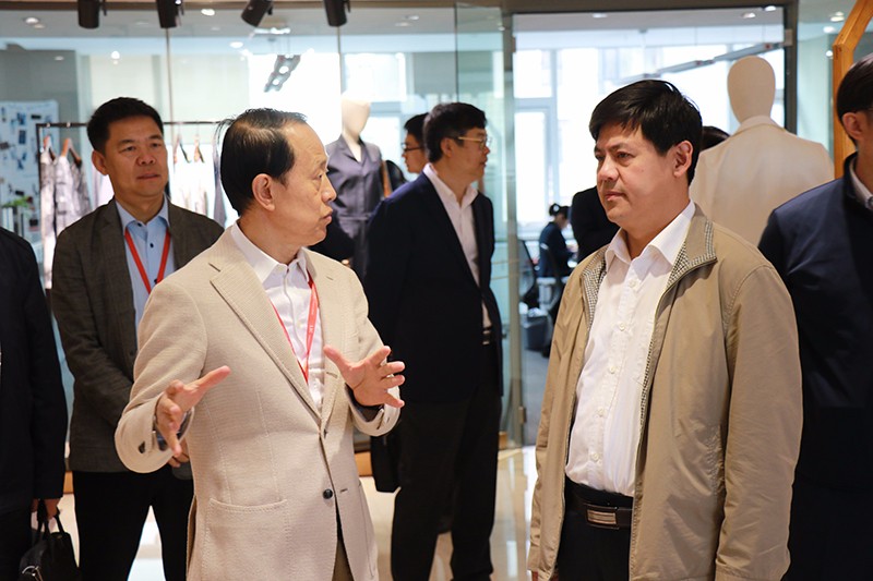 威海市副市長張偉一行來聯橋集團調研(圖3) 威海市副市長張偉一行來聯橋集團調研(圖3)