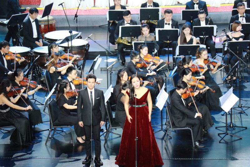 聯(lián)橋藍色暢想合唱團在“威海市成立三十周年交響合唱音樂會”壓軸演唱(圖3)